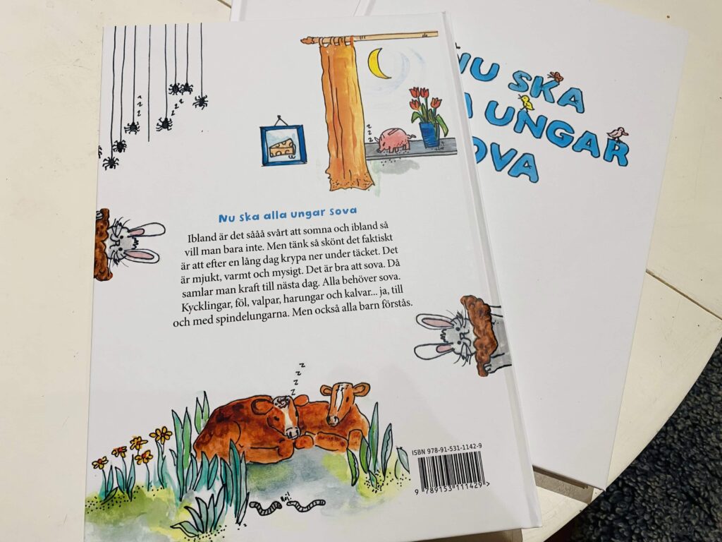 Uppslag från barnboken "Nu ska alla ungar sova" med illustrationer av spindlar, rum och sovande kor.